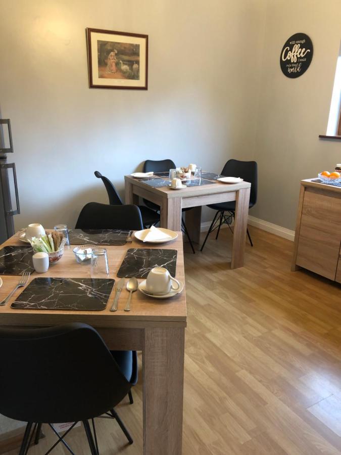 Manorlodge Тралий Екстериор снимка