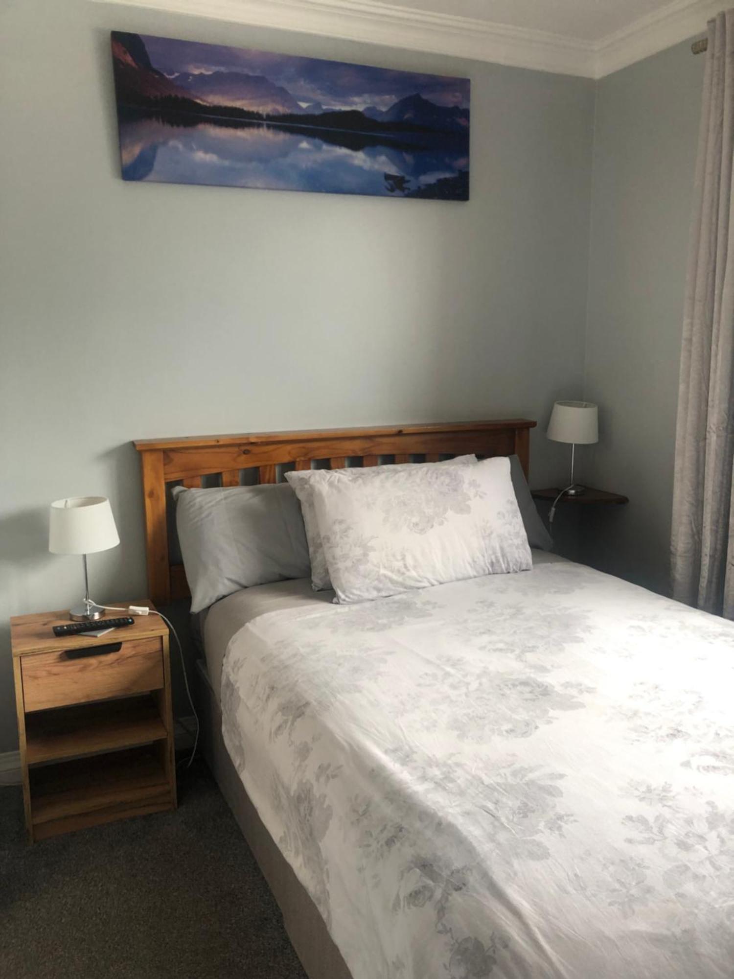 Manorlodge Тралий Екстериор снимка